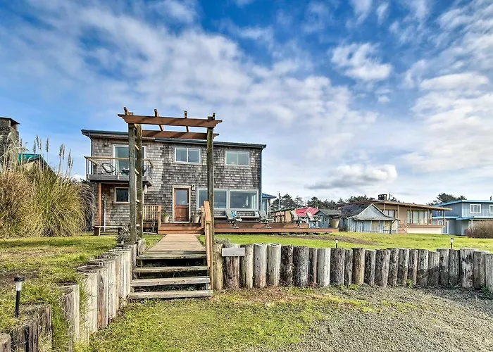 Coastal Retreat: Deck, Ocean Views + Walk To Beach