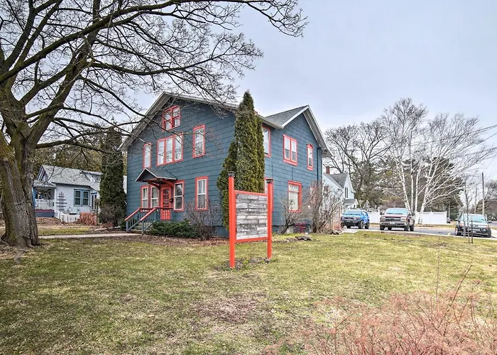 Steps To Waterfront & Dtwn: Sturgeon Bay Escape!