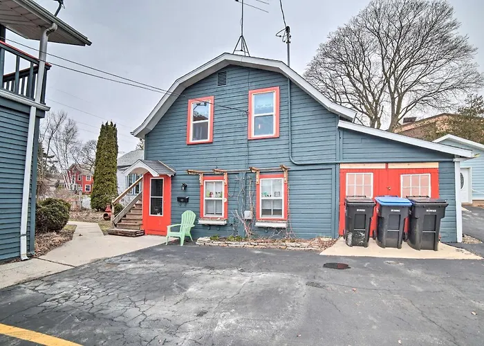 Steps To Waterfront & Dtwn: Sturgeon Bay Escape!
