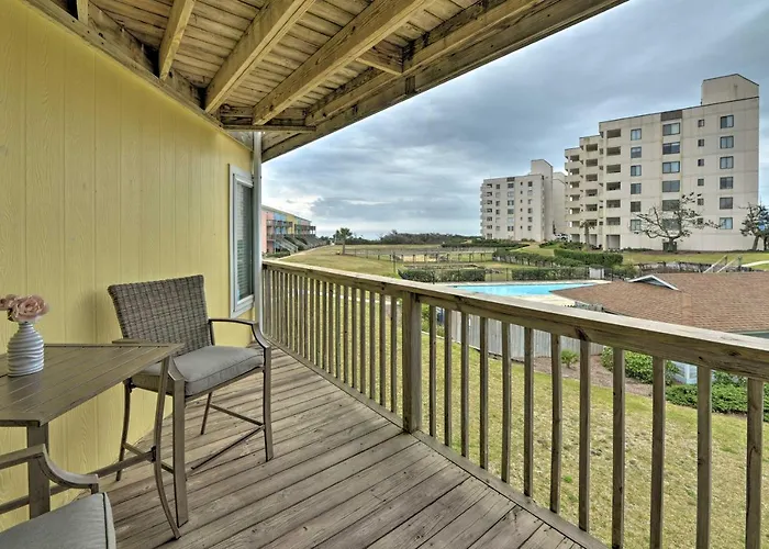 Bright Emerald Isle Condo W/ Private Beach Access!