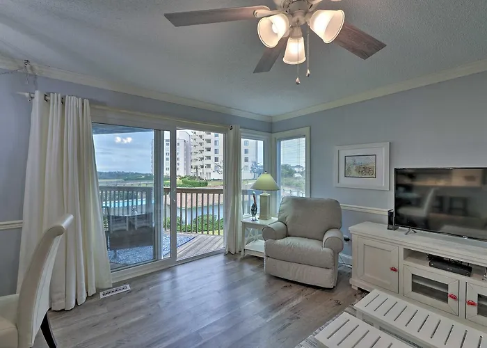Bright Emerald Isle Condo W/ Private Beach Access!