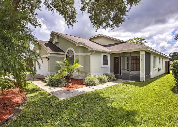 Lakefront Brandon Home W/ Patio & Screened Lanai!