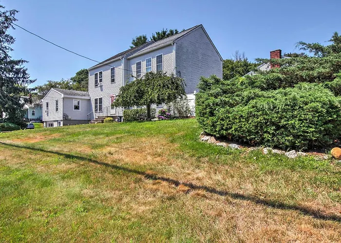 South Kingstown Vacation Rental: 2 Mi To Beach!