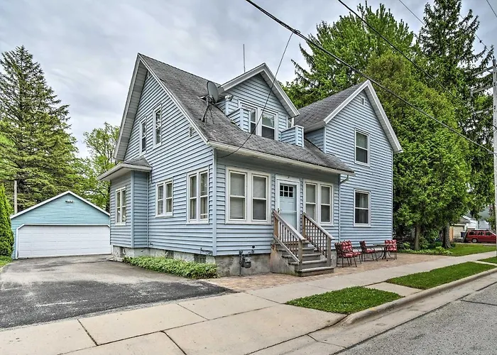 Walkable Lake Elkhart Apt: Dine, Shop, Swim!